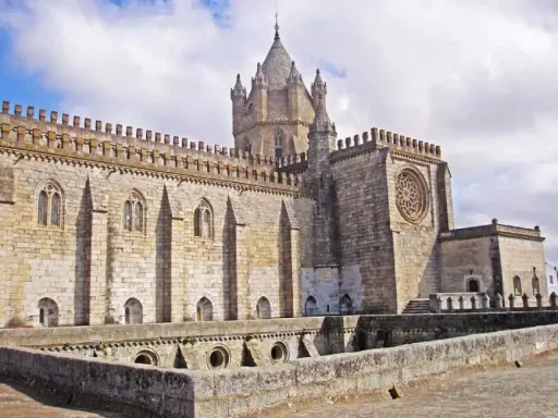 Die Kathedrale von Évora, eine der bedeutendsten Sehenswürdigkeiten, thront majestätisch unter einem Wolkenhimmel.