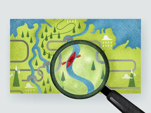 Mapa z zaznaczonym szlakiem kajakowym. Pod lupą widać czerwoną kajak płynącą po błękitnej rzece, otoczonej zielenią i drzewami.