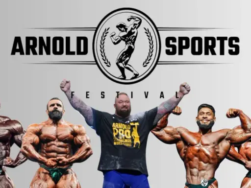 Fünf Bodybuilder und ein Strongman posieren unter dem Arnold Sports Festival Logo. Die Athleten zeigen ihre Muskeln, bereit für den Arnold Classic 2026.