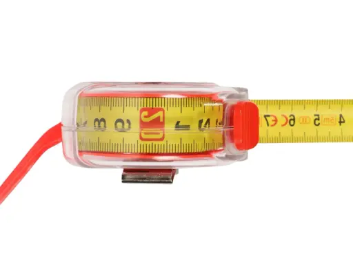 Un flexómetro amarillo con marcas negras y rojas se extiende desde una carcasa transparente con un botón rojo.