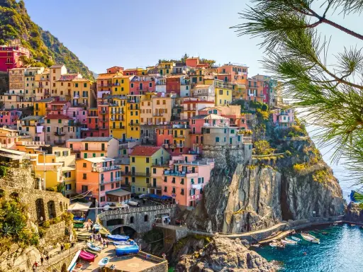 Manarola, Liguria: un'idea perfetta per dove andare in vacanza a settembre in Italia, con case colorate a picco sul mare.