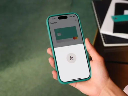 Mano sujetando un móvil con la app de N26 abierta, mostrando una tarjeta y un icono de candado. Ideal para pagos seguros con n26 bizum.