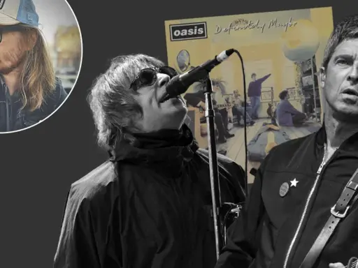 Liam och Noel Gallagher, medlemmar av Oasis, framför en bild av albumet "Definitely Maybe". En annan man syns i en cirkel till vänster.