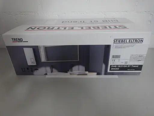 Verpackung eines STIEBEL ELTRON DHB 18/21/24 ST Trend Durchlauferhitzers. Das Gerät ist für Komfort und Effizienz ausgelegt.