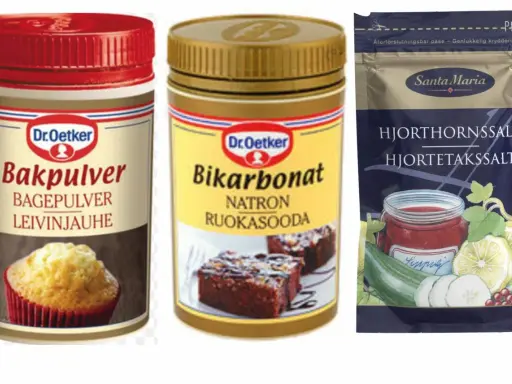 Dr. Oetker bakpulver och bikarbonat, perfekt för bakning. Bredvid en påse hjorthornssalt från Santa Maria.