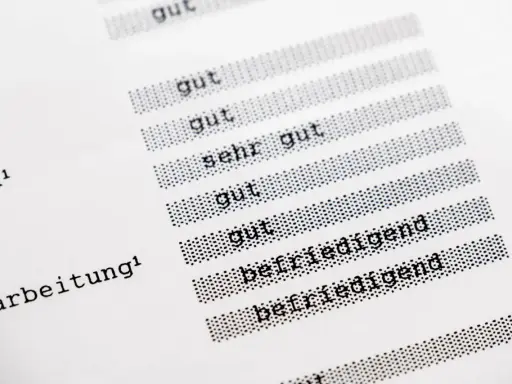 Liste von Noten: "gut", "sehr gut", "befriedigend". So rechnet man Noten für eine gute Übersicht.