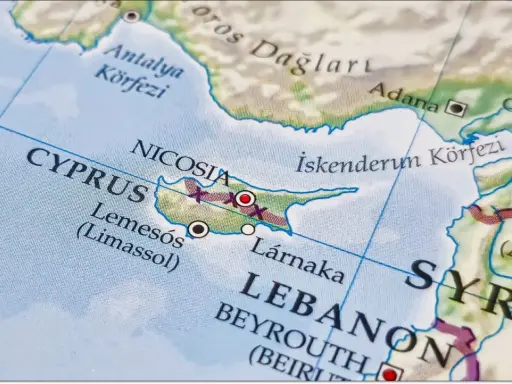 Fragment mapy pokazujący Cypr, Liban i Syrię, z zaznaczonymi miastami Nikozja, Limassol i Larnaka.