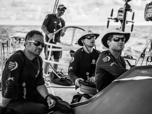 Alain Gabbay et son équipage concentrés sur le voilier lors de la Volvo Ocean Race.