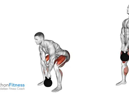 Mann hebt Kettlebell vom Boden. Übung: Kettlebell Deadlift.