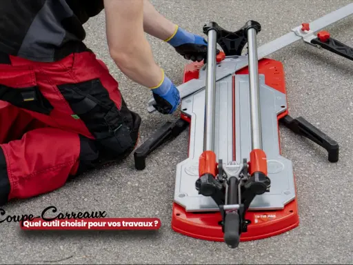Un ouvrier en pantalon rouge utilise un coupe-carreaux professionnel pour ses travaux.