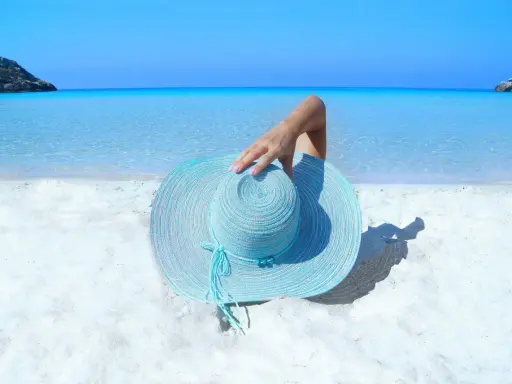 Idealne wakacje w październiku gdzie najlepiej? Na rajskiej plaży z turkusową wodą i białym piaskiem, pod błękitnym niebem.
