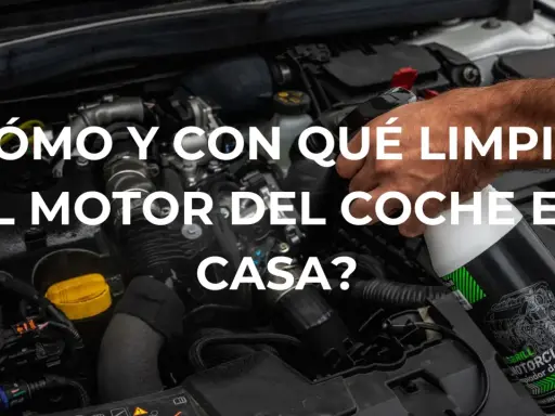 Mano rociando limpiador en el motor de un coche. Aprende cómo lavar el motor del coche en casa.