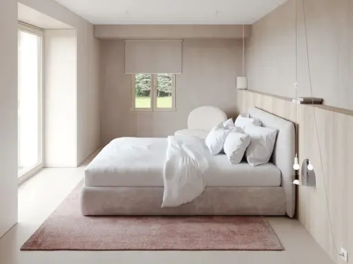 Chambre épurée avec lit blanc, tapis rose poudré et bois clair. Une belle inspi déco chambre pour un cocon de douceur.