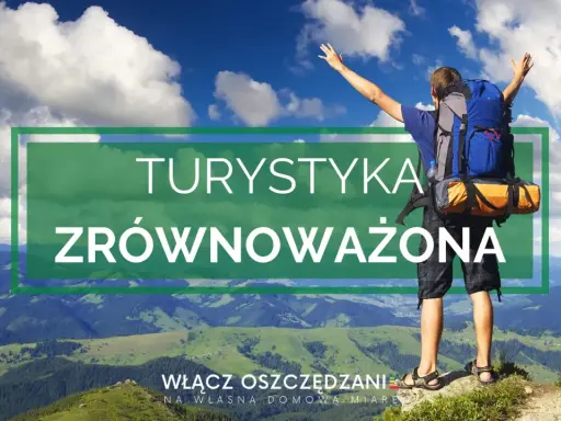 Szczęśliwy turysta z plecakiem na szczycie góry, cieszący się pięknem natury. Promuje to turystykę zrównoważoną.