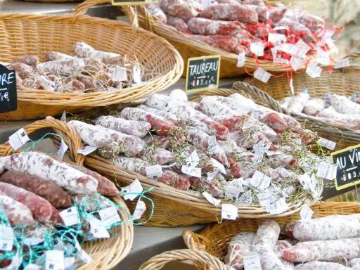 Paniers de saucissons secs, des produits du terroir à la définition gourmande. Saveurs de chèvre, taureau, poivre vert et au vin.