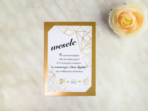 Eleganckie zaproszenie ślubne z tekstem "wesele" i złotymi zdobieniami. Dowiedz się, jak zrobić złote napisy na zaproszeniu, by nadać mu wyjątkowy charakter.