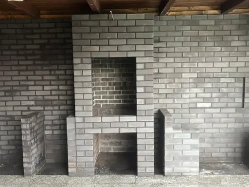 Nowy grill murowany z cegły projekt. Solidna konstrukcja z miejscem na palenisko i dodatkowymi półkami.