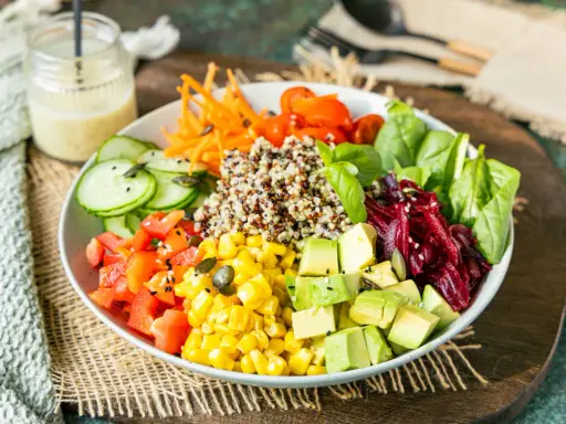Bunter Quinoa-Salat mit Avocado, Mais, Roter Bete und Gemüse. Perfekt für einfache Salat Rezepte.