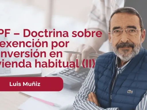 Hombre con gafas y chaleco azul, explicando la exención por reinversión en vivienda habitual. Un ejemplo práctico de IRPF.