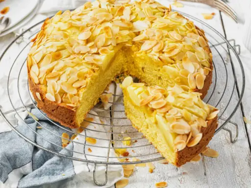 Ein saftiger Apfelkuchen mit Mandel-Topping, perfekt für eine proteinreiche Kaffeezeit.