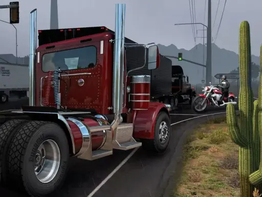Realistyczne mody do ETS 2: czerwona ciężarówka, motocyklista i kaktus na pustynnej drodze.