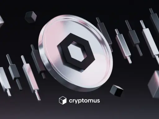 Srebrna moneta z symbolem kryptowaluty, świece wykresu i kostki. Analiza chainlink prognozy.