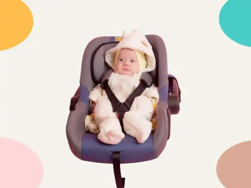 Bebé abrigado en un asiento de coche, un ejemplo de que es Maxi Cosi, listo para viajar.