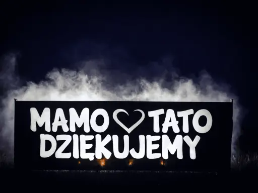 Mamo, Tato, dziękujemy! Wasze podziękowania dla rodziców z humorem rozświetlają noc.