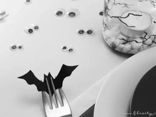 Last-minute Halloween Deko: Fledermaus auf Gabel, überall gruselige Augen und ein Spinnenglas. Perfekt für eine schnelle Gruselparty!