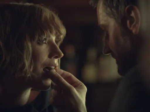 Intymna scena, mężczyzna karmi kobietę. Może to fragment jednego z tych **całe filmy erotyczne**, które oglądacie.