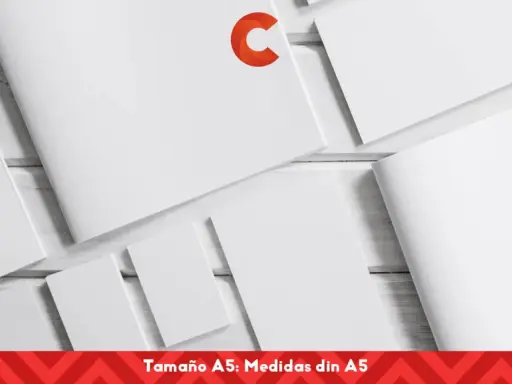 Varias hojas de papel blanco, algunas abiertas y otras cerradas, dispuestas sobre una superficie de madera. Un logo naranja en forma de C destaca en una de las hojas. El texto inferior indica "Tamaño A5: Medidas din A5".