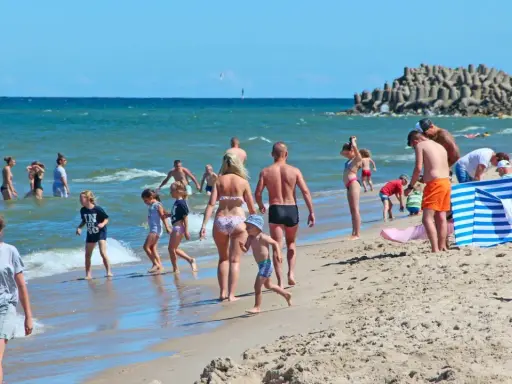 Ile kosztuje nocleg nad morzem? Zaplanuj budżet, znajdź okazje