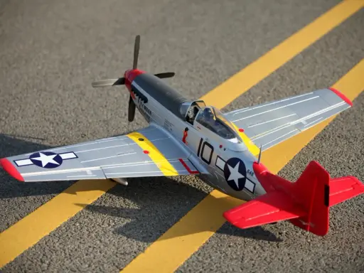 Ein detailgetreues Modell eines Mustang-Flugzeugs mit roten und silbernen Akzenten steht auf asphaltiertem Untergrund mit gelben Markierungen.