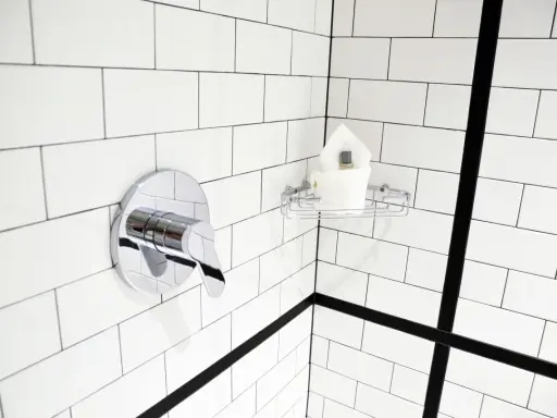 Un robinet de douche chromé et une étagère avec des serviettes sur un mur de carrelage blanc. Idéal pour nettoyer carrelage mural encrassé.