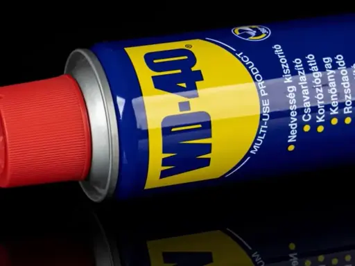 Puszka WD-40 z czerwoną nakrętką, gotowa do wszechstronnego zastosowania: odrdzewiania, smarowania i czyszczenia.