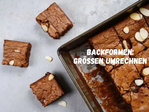 Saftige amerikanische Masse Brownies, frisch aus der Form geschnitten, mit Mandelsplittern verziert.