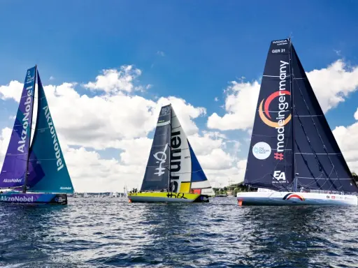 Drei Segelboote der Kiel Ocean Race kämpfen auf dem Wasser. Eines trägt #madeingermany, ein anderes AkzoNobel.