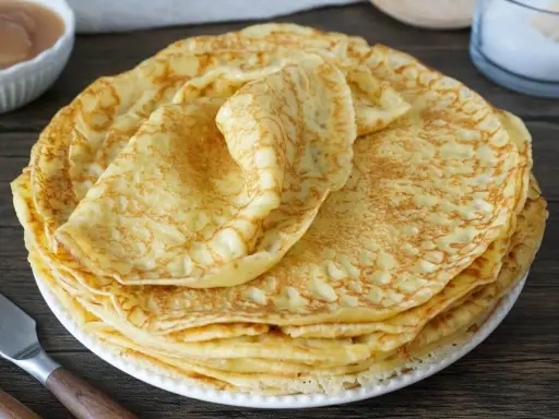 Stapel goldbrauner Pfannkuchen auf einem Teller. Perfekt zum Einfrieren für später.