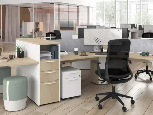 Aménagement moderne d'un bureau de demain : postes de travail lumineux, cloisons acoustiques, mobilier fonctionnel et sièges ergonomiques.