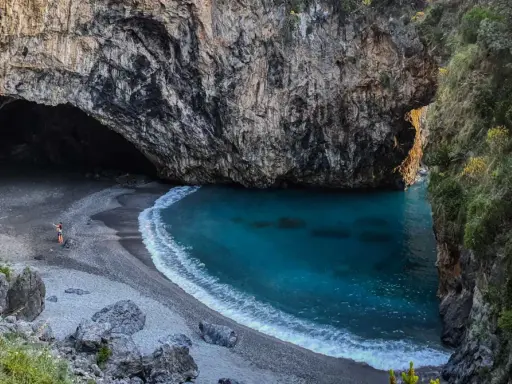 Grotta Azzurra, un gioiello da scoprire in Calabria. Acque cristalline e rocce imponenti, un vero paradiso naturale.
