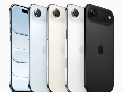Pięć iPhone'ów w różnych kolorach: błękitny, biały, złoty, biały i czarny. Kiedy pojawi się iPhone 17?