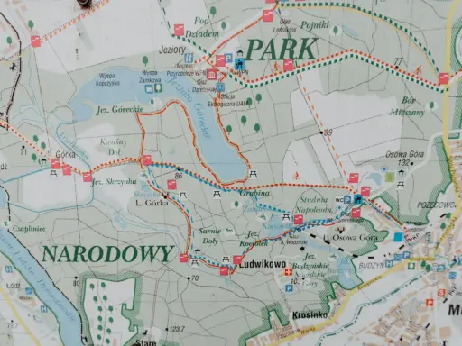Mapa szlaków turystycznych w Wielkopolskim Parku Narodowym. Widoczne jeziora, lasy, punkty widokowe i miejsca postoju.
