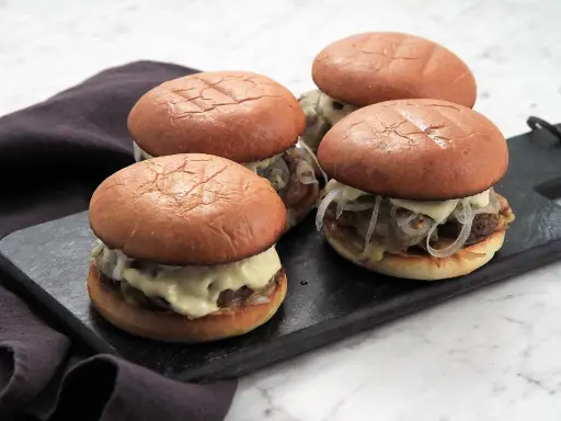 Fyra små burgare med fluffiga bröd och en generös mängd krämig big mac sås.