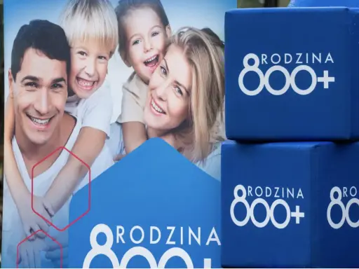 Szczęśliwa rodzina na tle hasła "Rodzina 800+". Wniosek ZUS o świadczenie 800+ to szansa na wsparcie dla wielu rodzin.