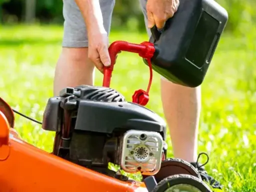 Mężczyzna nalewa paliwo do kosiarki. Zastanawiasz się, jakie paliwo do kosiarki będzie najlepsze? Upewnij się, że używasz odpowiedniego paliwa, aby kosiarka działała sprawnie.
