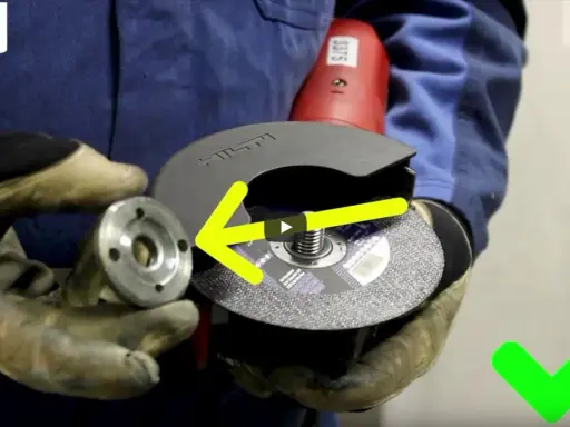 Pokazano, jak założyć tarczę na szlifierkę. Rękawica trzyma kołnierz mocujący, a druga ręka przygotowuje tarczę.