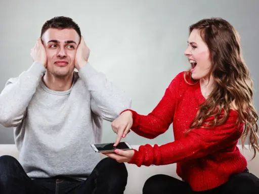 Kobieta krzyczy na mężczyznę, który zakrywa uszy. Czy to typowa sytuationship, gdzie komunikacja szwankuje?