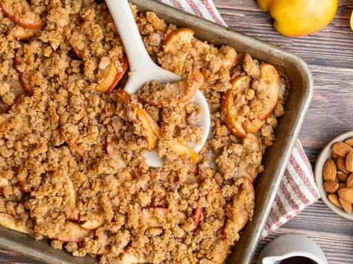 Un délicieux crumble pomme amande tout juste sorti du four, prêt à être dégusté.
