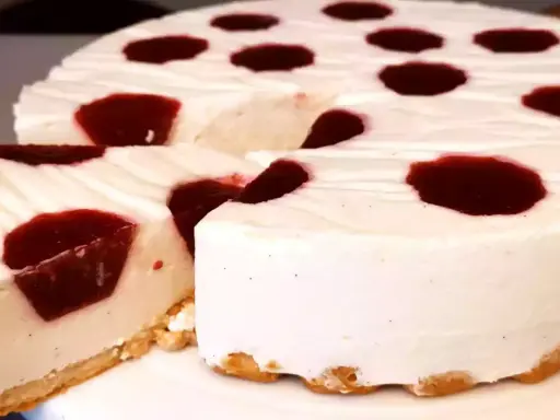 Un délicieux bavarois framboise, sa mousse aérienne et ses éclats de fruits rouges sur une fine croûte biscuitée.