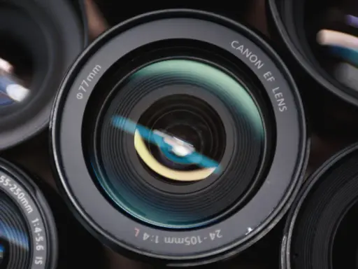 Zbliżenie na różne rodzaje obiektywów fotograficznych, w tym Canon EF LENS 24-105mm i EF-S 55-250mm.